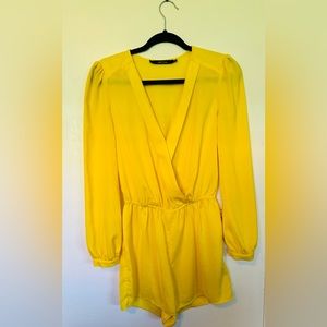 This is a super cute short dress with long sleeve in color Yellow 🌼